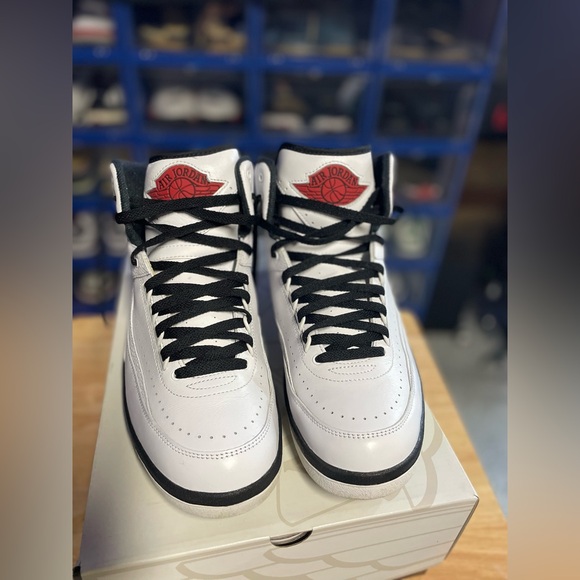 Jordan 2 Retro chicago’s Sneakers in White and Black with Red Accents - Picture 6 of 6